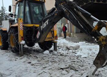 Yollardaki 20 santimlik buz tabakasını iş makinesinin hidrolik kırıcısıyla kırdılar