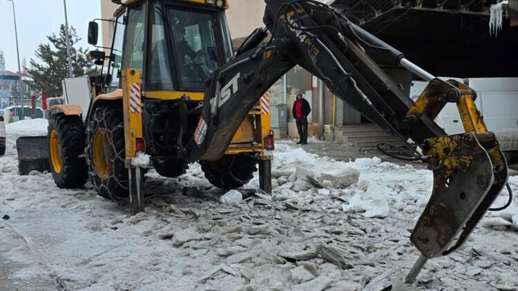 Yollardaki 20 santimlik buz tabakasını iş makinesinin hidrolik kırıcısıyla kırdılar
