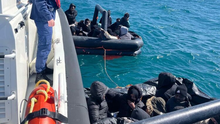 Yunan unsurları tarafından geri itilen 31 kaçak göçmen kurtarıldı