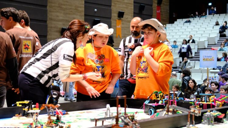 Bilim Kahramanları buluştu ortaokul öğrencileri liseleri geride bırakıp Türkiye Şampiyonu oldu