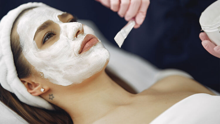 Dermatologlar açıkladı: Kadınların cilt bakımında en sık yaptığı 7 hata