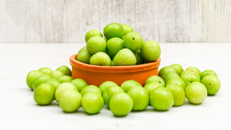 Emekli maaşıyla 2 kilo erik alınıyor; Yeşil erik gram altını solladı