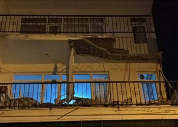 Üsküdar’da balkonu çöken 4 katlı bina tahliye edildi