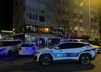 15 yaşındaki çocuk, hırsızlık yaptığı kafede yakalandı; O anlar kamerada