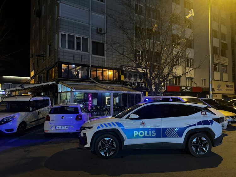 15 yaşındaki çocuk, hırsızlık yaptığı kafede yakalandı; O anlar kamerada