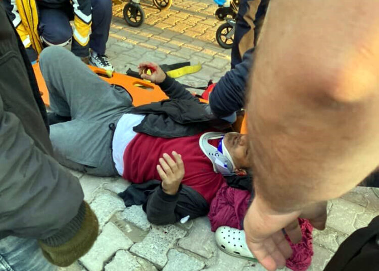 Avcılar’da pazarcılar arasında bıçaklı yol verme kavgası: 2 yaralı