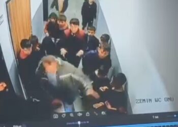 Çocuğuna kar topu atan öğrenciyi darbetti