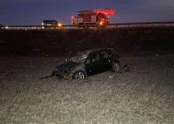 Bariyerleri aşıp tarlaya uçan otomobilin sürücüsü öldü