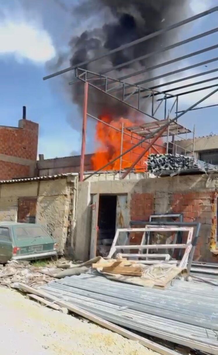 Mobilya deposunda yangın