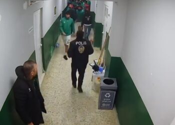 Mersin’de amatör maç öncesi çıkan kavga güvenlik kamerasında