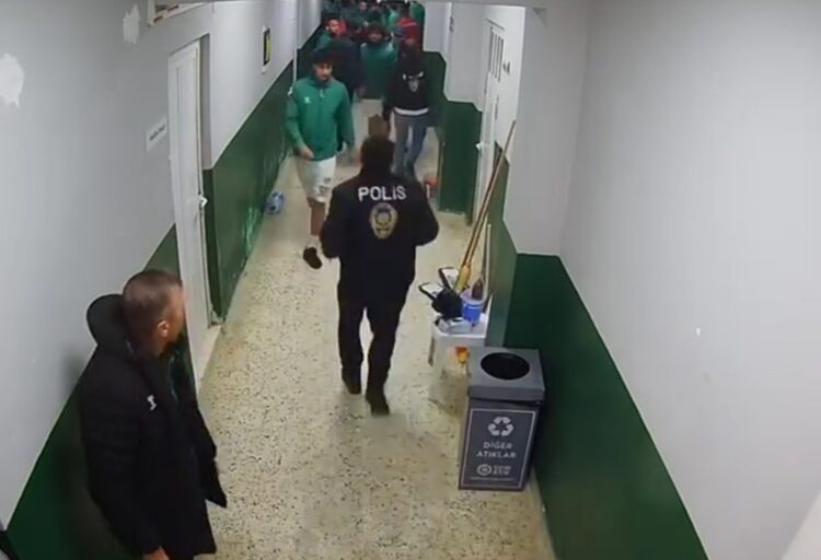 Mersin’de amatör maç öncesi çıkan kavga güvenlik kamerasında