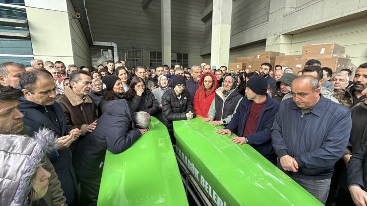 Kazada ölen evli çift toprağa verildi