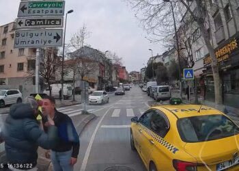 Üsküdar’da yol verme kavgası kamerada