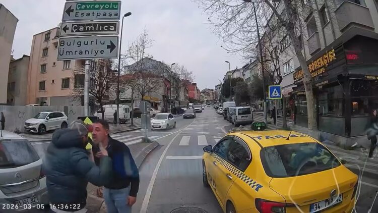 Üsküdar’da yol verme kavgası kamerada