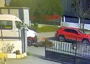 Minibüs ile motosikletin çarpıştığı kaza kamerada: 2 yaralı