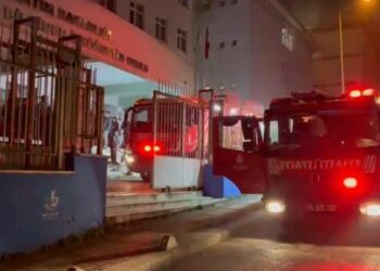 Bağcılar'da ilkokulda çıkan yangın söndürüldü