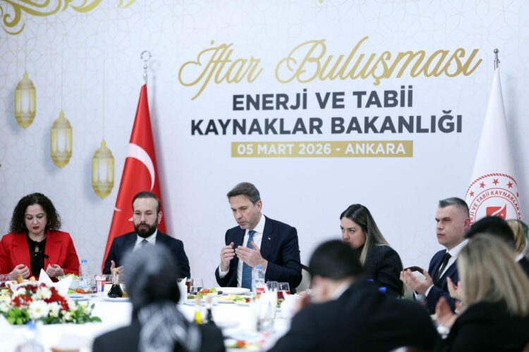 Bakan Bayraktar, bakanlık çalışanlarıyla iftarda bir araya geldi
