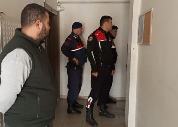 Firari hükümlü kapıyı açmayınca, jandarma çilingir vasıtasıyla içeri girdi