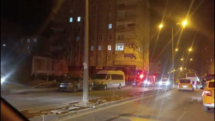 Zeminde kayma olduğu iddiasıyla 8 katlı bina tahliye edildi