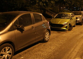 Karşı yöne geçen otomobil, motosiklet ve 5 araca çarptı: 1 yaralı