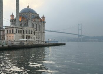 İstanbul Boğazı’nda sis etkili oluyor