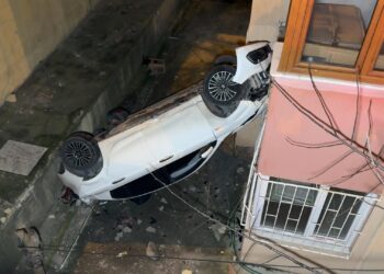Avcılar’da otomobil 8 metre yüksekten bina boşluğuna düştü