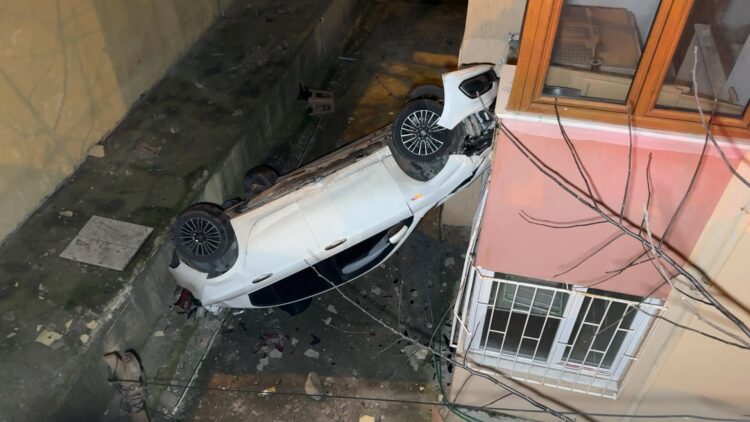 Avcılar’da otomobil 8 metre yüksekten bina boşluğuna düştü