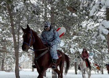 Karlı arazide önce safari, ardından atlarla snowboard keyfi