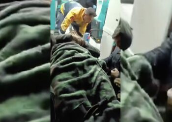 Beton santralinde beline kadar kuma gömülen işçiyi itfaiye kurtardı