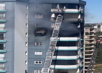 Baba ile bebeğinin kurtarıldığı yangını, komşuları çıkarmış
