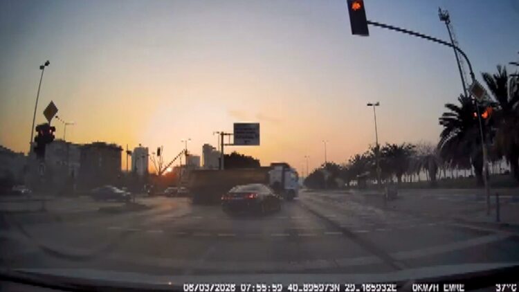 Kartal’da kırmızı ışıkta geçen otomobil TIR’a çarpıp durağa daldı