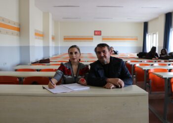Kayseri'de 27 yıldır evli çift, üniversitede sıra arkadaşı oldu