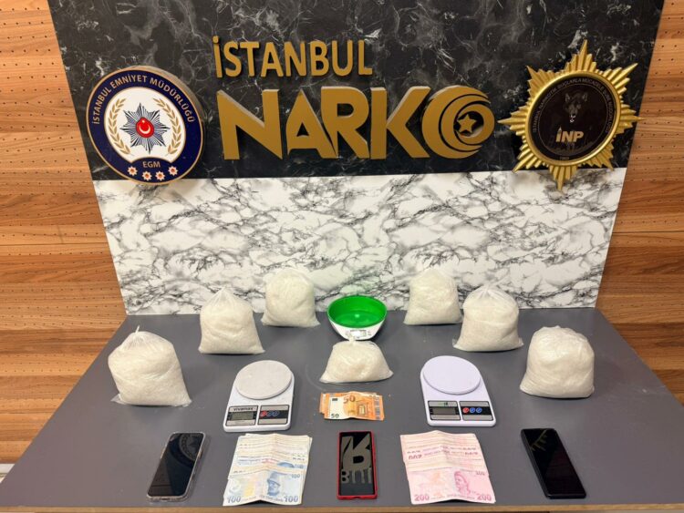 Fatih'te uyuşturucu operasyonu; 2 gözaltı