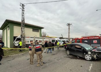 Otomobille çarpışan kamyonet, elektrik trafosunun duvarını yıktı