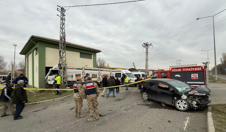 Otomobille çarpışan kamyonet, elektrik trafosunun duvarını yıktı