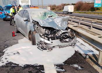 Silivri'de kamyonla otomobil çarpıştı