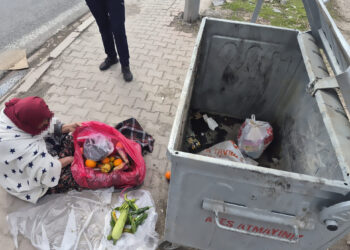 Çöpten eşya topluyormuş gibi duygu sömürüsü yapan 2 dilenci yakalandı