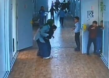 Soluk borusuna yiyecek kaçan öğrenciyi, öğretmeni Heimlich manevrasıyla kurtardı
