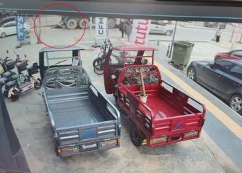 Kamyonun altında kalan yaya öldü; kaza kamerada