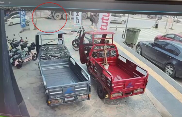 Kamyonun altında kalan yaya öldü; kaza kamerada