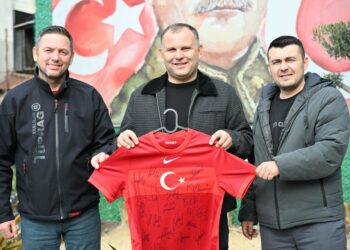 A Milli Takım futbolcularının imzaladığı forma, DMD hastası Rahmi Kerem için satışta