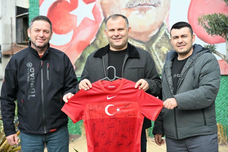 A Milli Takım futbolcularının imzaladığı forma, DMD hastası Rahmi Kerem için satışta