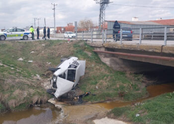 Kütahya’da çarpışan otomobillerden biri dereye uçtu; 3 yaralı