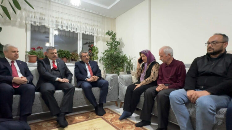 Bakan Tekin ve Bakan Çiftçi, cinayete kurban giden Fatma Nur öğretmenin ailesine taziyede bulundu