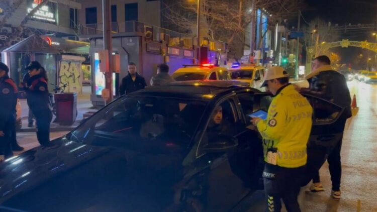Kadıköy’de trafik ve asayiş uygulaması; makas atan sürücüye 90 bin lira ceza
