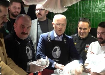 Mustafa Varank, Bursa'da geleneksel sahur programında vatandaşlarla bir araya geldi