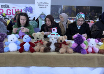 İlmek ilmek sevgi; kadınlar örüyor, çocuklar gülüyor