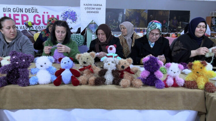 İlmek ilmek sevgi; kadınlar örüyor, çocuklar gülüyor