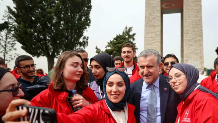 Bakan Bak: Kadın sporcularımızla gurur duyuyoruz