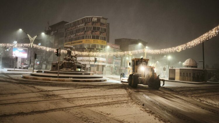 Van'da 143 yerleşim yerinin yolu kardan kapandı